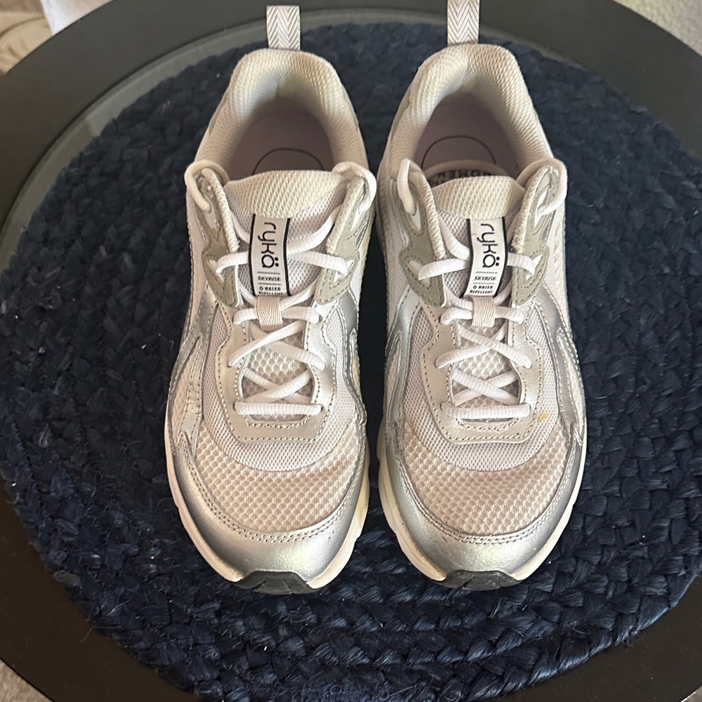 Ryka Women's  Size 7.5.M Skyrise water Repellent